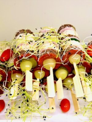 Tikuvõileib singi ja juustuga