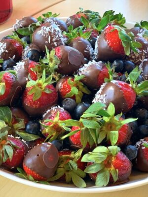 Maasikad šokolaadis + kultuurmustikad (2 kg vaagen)