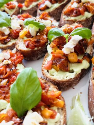 Bruchettad karamelliseeritud tomati ja paprika ning avokaadovahuga (tükihind)