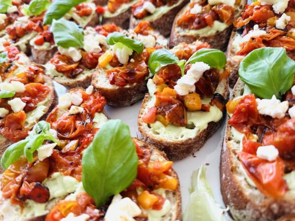 Alexandra5 toidud11 Bruchettad karamelliseeritud tomati ja paprika ning avokaadovahuga (tükihind)