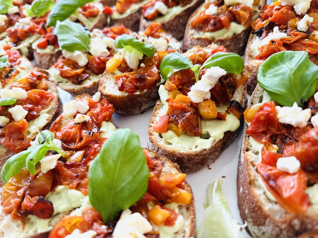 Alexandra5 toidud11 Bruchettad karamelliseeritud tomati ja paprika ning avokaadovahuga (tükihind)