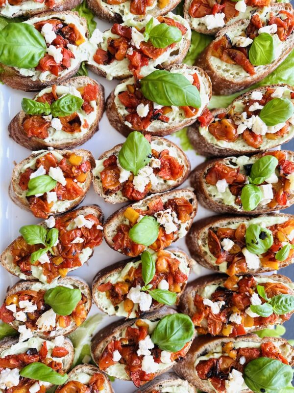 Alexandra5 toidud7 Bruchettad karamelliseeritud tomati ja paprika ning avokaadovahuga (tükihind)